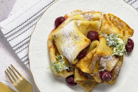 Домашние блины с вишней и маскарпоне