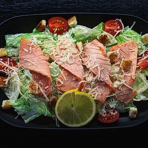 Салат Цезарь с лососем