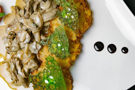 Бефстроганов с картофельными оладьями