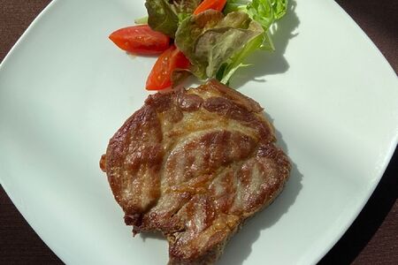 Стейк из cвинины и гарнир на выбор