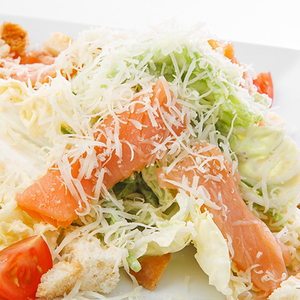 Салат Цезарь с семгой