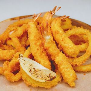 Креветки, кальмары и луковые кольца в кляре