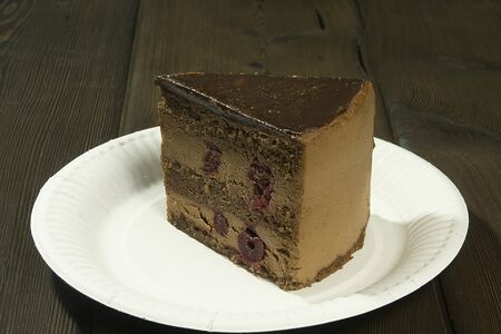 Торт Шоколадная вишня (кусок)