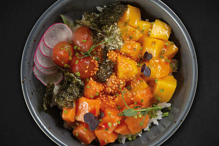 Поке с лососем и манго