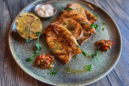 Кальмары на гриле с овощным тартаром и соусом блю чиз