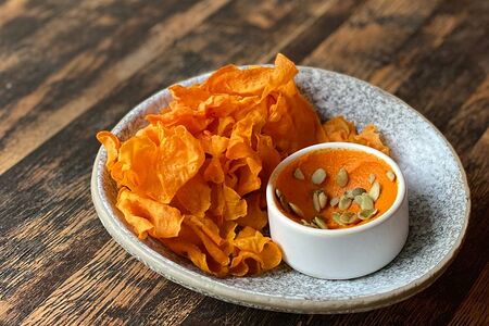 Чипсы из батата с морковным хумусом