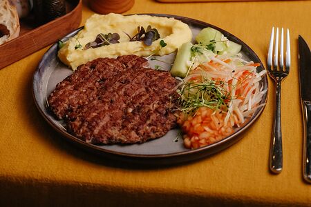 Плескавица с картофельным пюре и соленьями