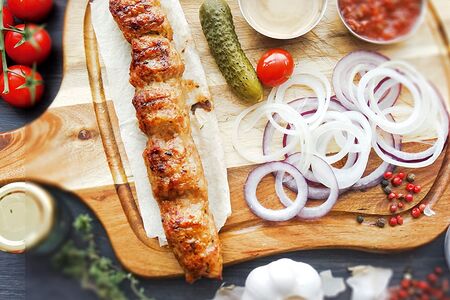 Люля-кебаб с маринованными овощами