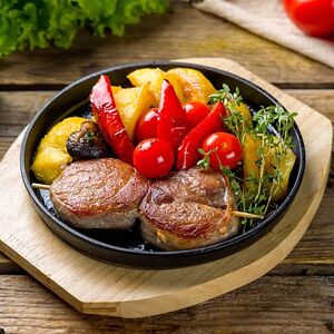 Горячая сковородка из cвинoй вырезки