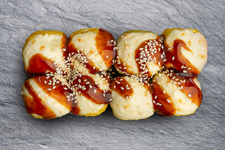 Ролл запеченный с сыром и угрем