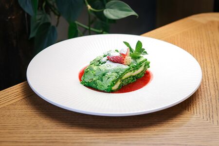 Фисташковый меренговый рулет