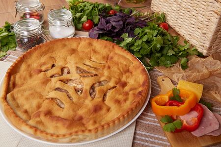 Осетинский пирог с сыром, ветчиной и болгарским перцем