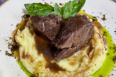 Телячьи щёки с картофельным пюре