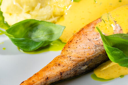 Лосось, трюфельное пюре и биск