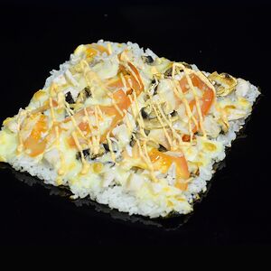 Японская пицца с курицей и помидорами