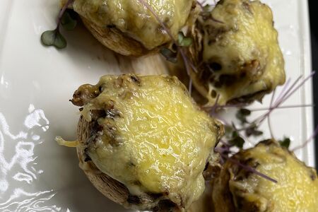 Грибы запеченные с сыром и копчённостями