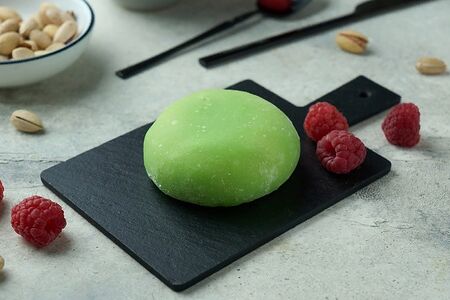 Моти фисташка-малина