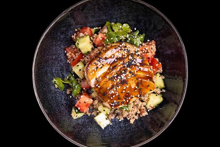 Салат с курицей и киноа