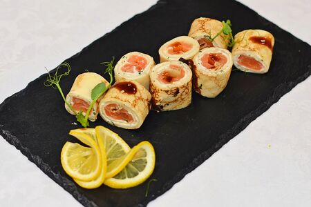 Блинчики с лососем и кремом-чиз