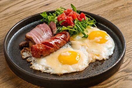 Яичница с сосиской и брискетом