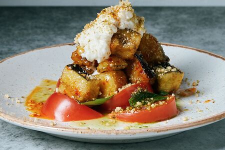 Салат с хрустящими баклажанами и страчателлой 