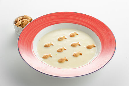 Сырный суп с хрустящими крекерами