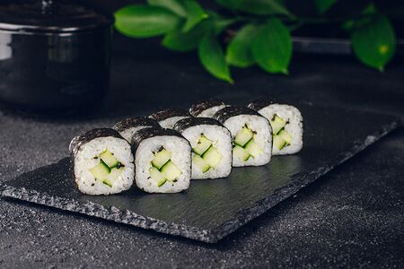 Ролл с огурцом