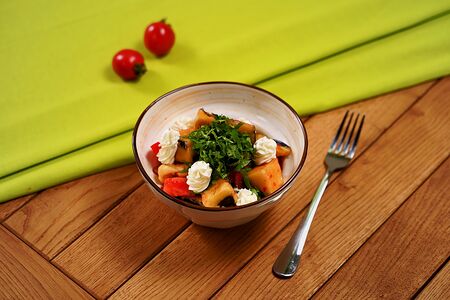 Тёплый салат с баклажанами и сливочным сыром