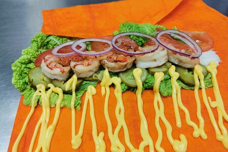 Шаурма креветки королевские на углях в сырном лаваше