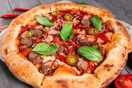 Пицца с говяжьими колбасками и перцем халапеньо