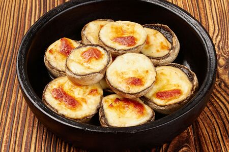 Шампиньоны с сыром Сулугуни