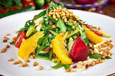 Салат с обжаренной куриной печенью