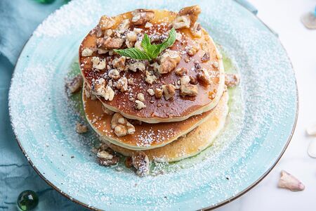 Фирменные панкейки с медом и грецким орехом