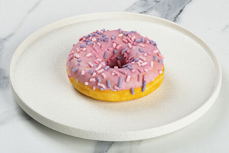 Донат с лесными ягодами