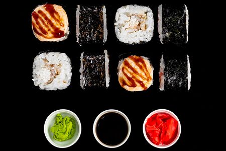 Запеченный мини-ролл с угрем