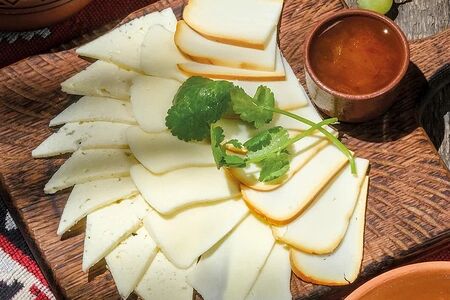 Тарелка любимых кавказских сыров