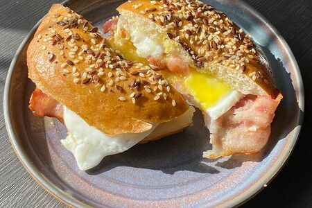 Бейгл с беконом