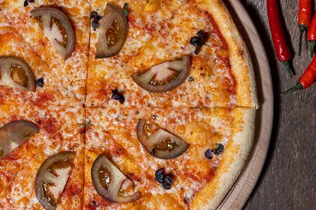 Пицца Маргарита с черными томатами