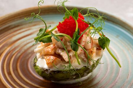 Авокадо с тигровой креветкой и икрой тобико