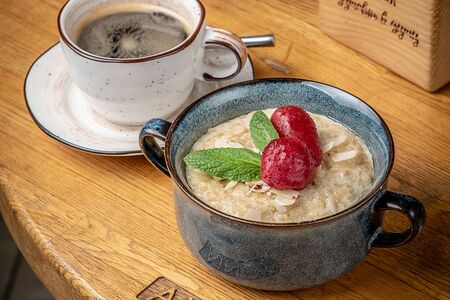 Каша овсяная на воде с ягодами, медом и миндалем