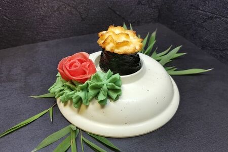 Суши с гребешком запеченные