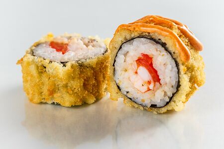 Жареный ролл с креветкой