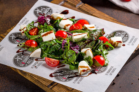 Салат с томатами и моцареллой