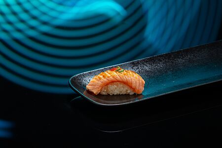 Суши с обожженным лососем