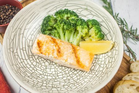 Филе лосося на гриле с брокколи