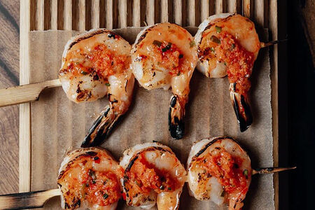 Креветки с соусом ахи аморило и соком лайма