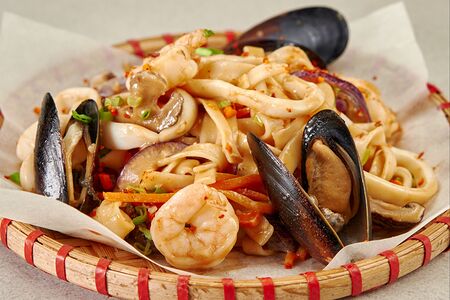 Удон с морепродуктами и креветочным соусом