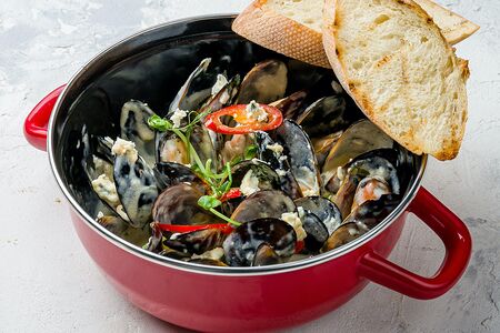 Мидии в соусе дорблю