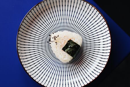 Онигири с лососем