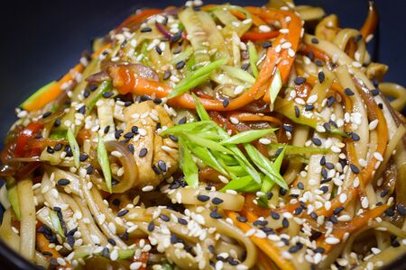 Удон с курицей в кисло-сладком соусе